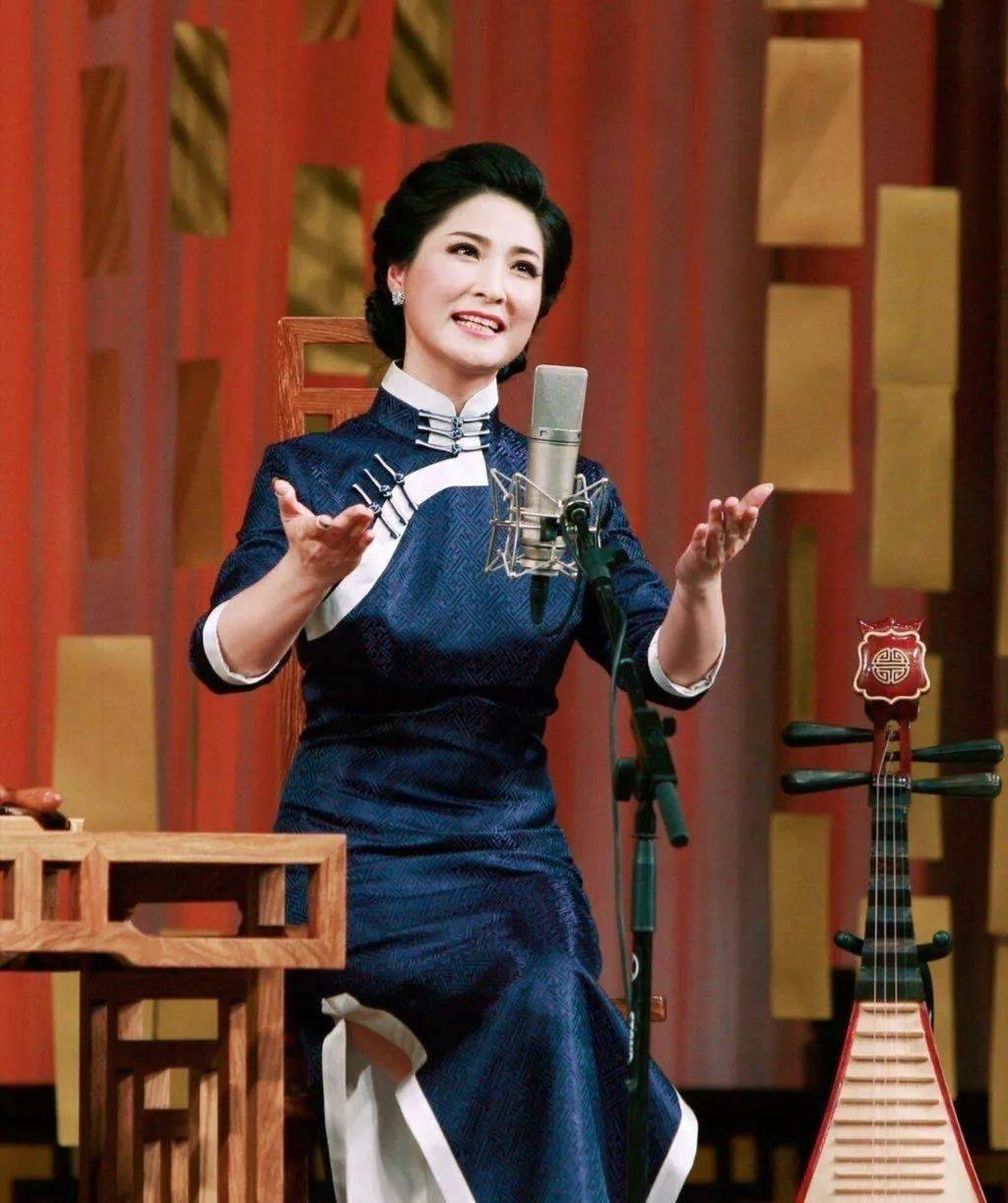 与广大听众零距离接触,不断倾听意见,并主动向一些评弹艺术家和前辈们