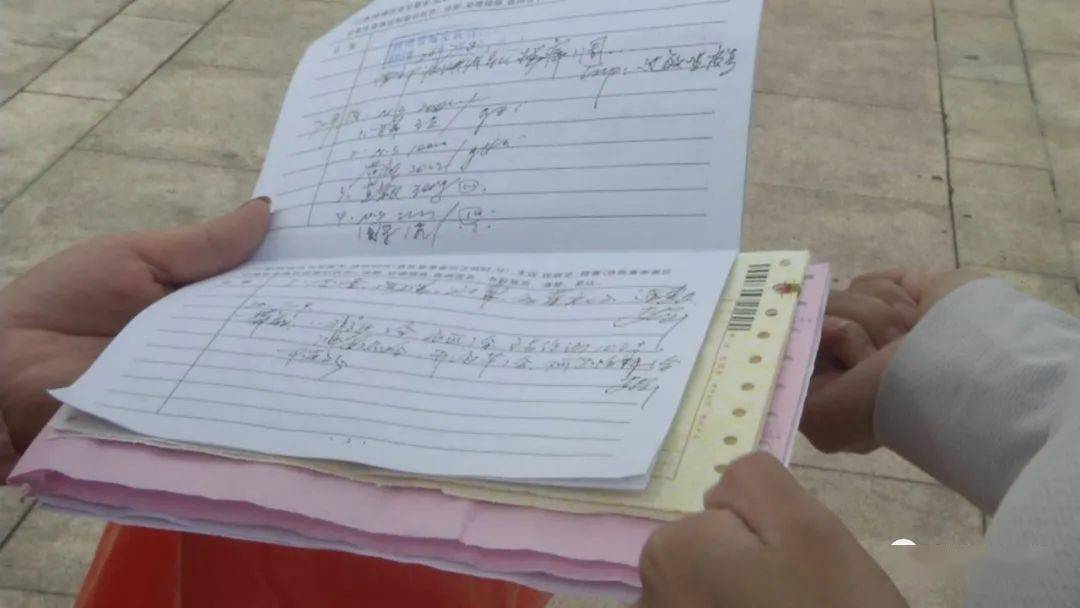 女生帮忙做美容后脸部过敏看病医药费谁付