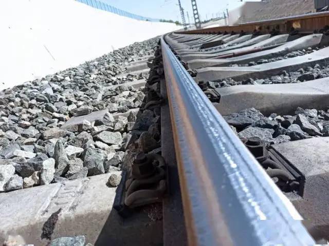 安全生产库工段钢轨打磨为线路刮骨疗伤