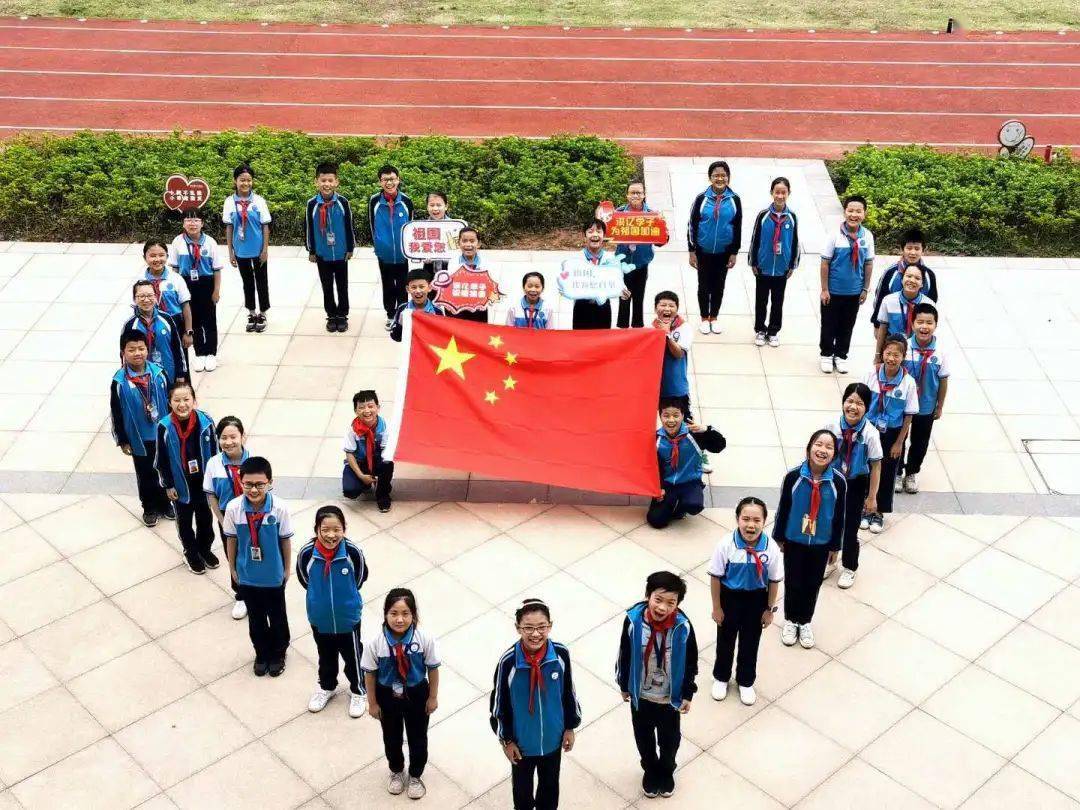 墨山街小学开展《向国旗敬礼》活动莲塘三中开展升旗和"我与国旗合个