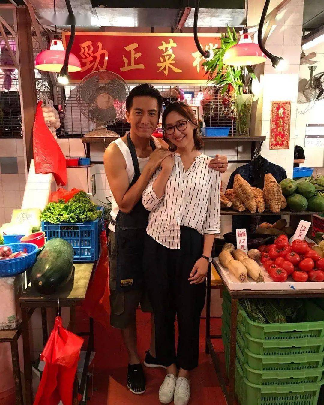 24孝男友tvb视帝买好月饼送女友爸妈各有各忙未能共度中秋