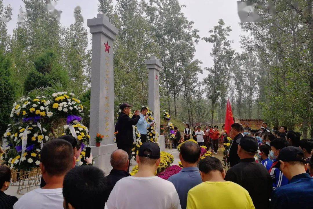 大家认真聆听烈士后人讲述英雄事迹,向英雄纪念碑鞠躬,表示对先烈崇高