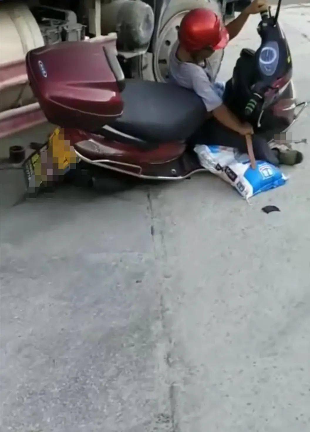 惨不忍睹!信宜北界农用车与摩托相撞,一男子受伤,地上一滩血