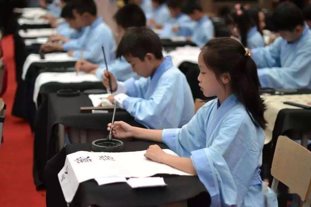 教育部:书法课要比语数英排在更重要的位置!