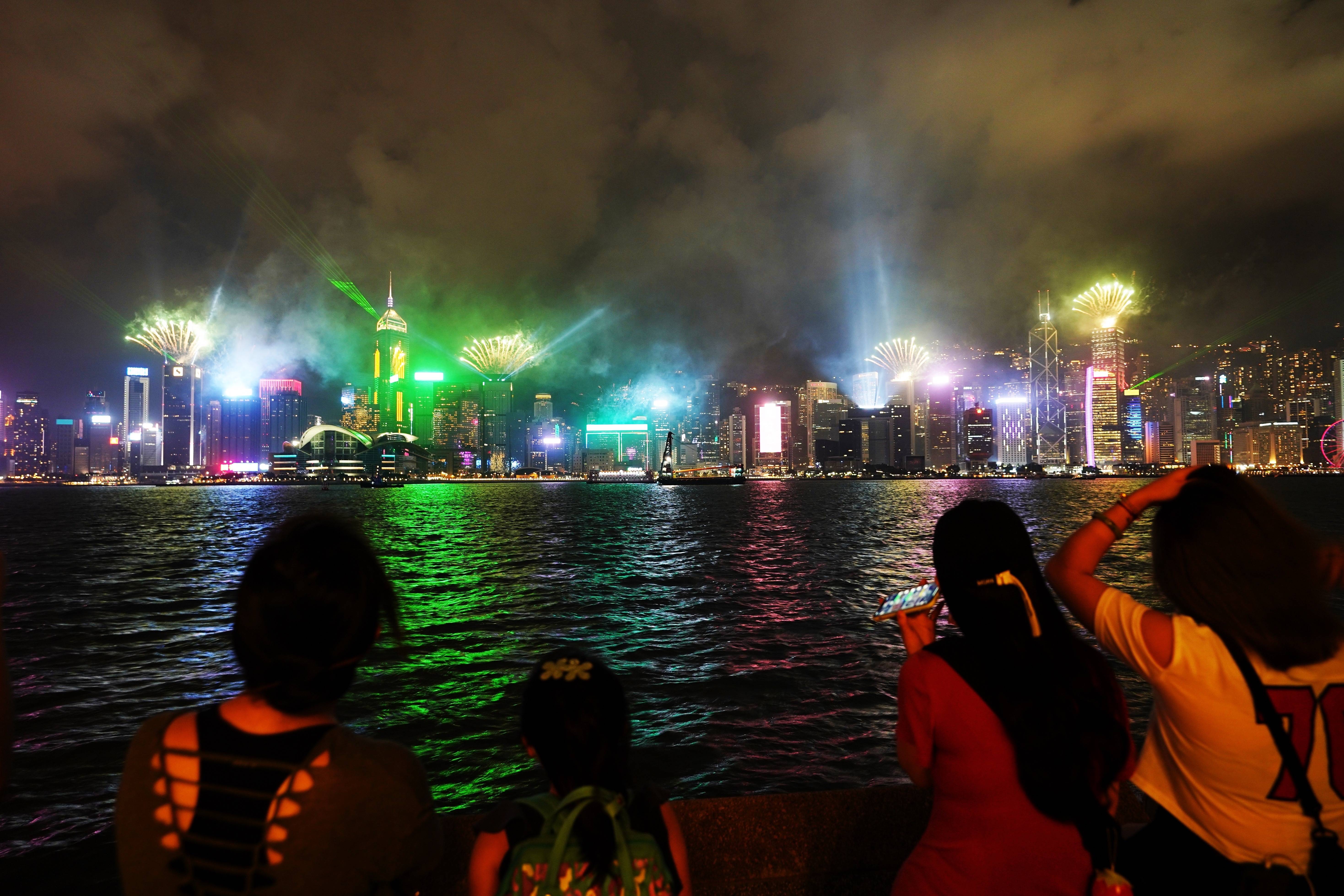10月1日,游人在香港尖沙咀观看烟花版幻彩咏香江