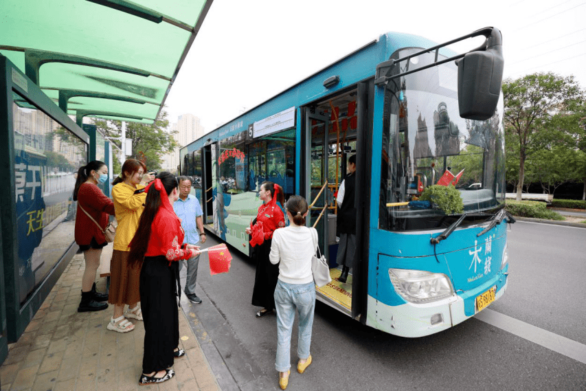 乘坐亳州市5路木兰线公交车的乘客 相信不少人都收到了一面小红旗.