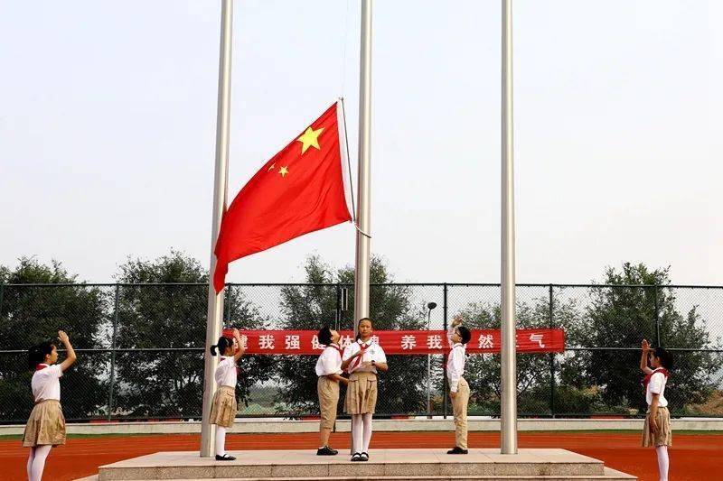 我向国旗献个礼长清湖实验学校举行国庆节升旗仪式