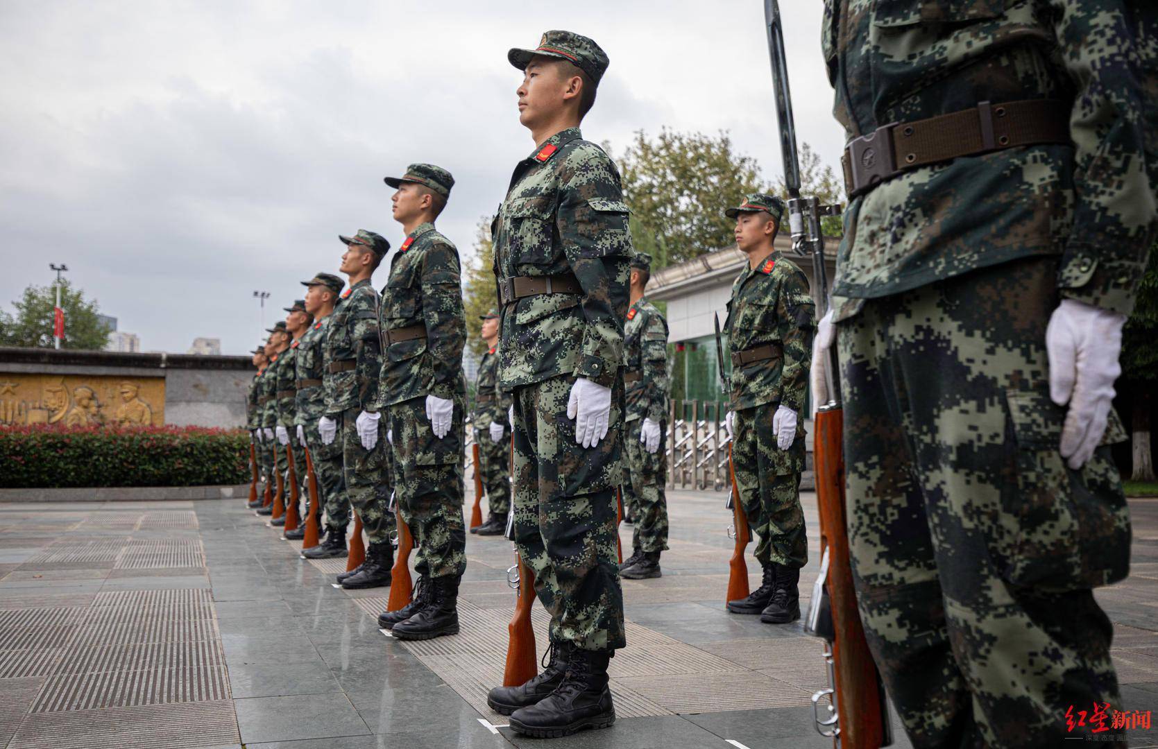 张萌萌在部队里有个绰号叫"老小"——高中毕业就入伍的他,是年纪最小