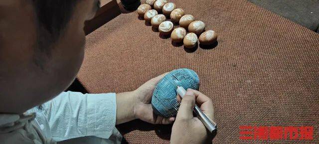 厉害| 双节来临他这样庆祝,鸸鹋蛋壳上雕刻出镂空画作