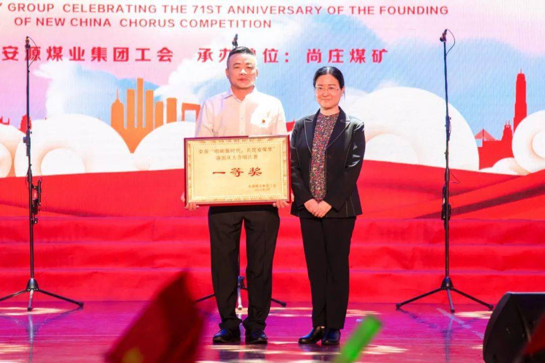 邹爱国首先致辞.