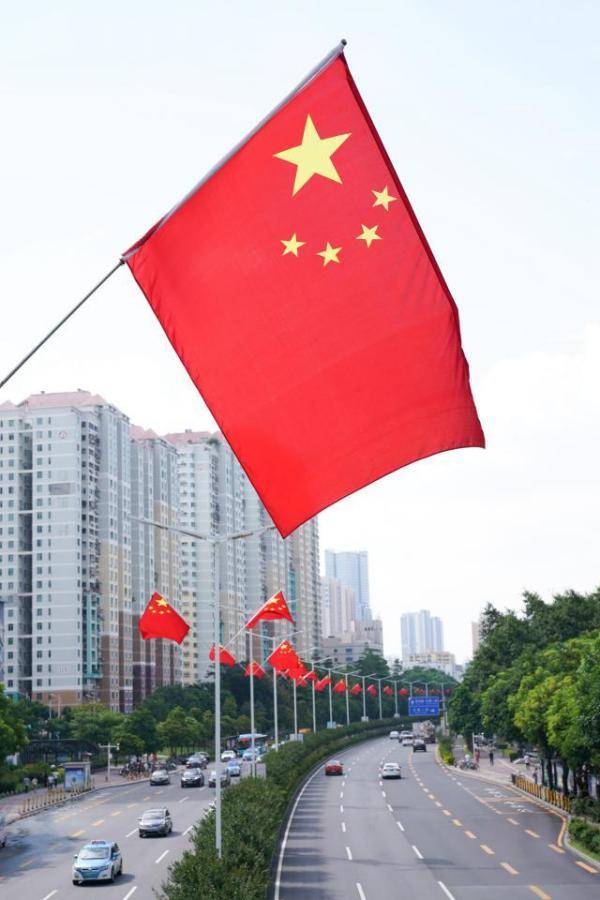 深圳红了10万面国旗呈现最美中国红