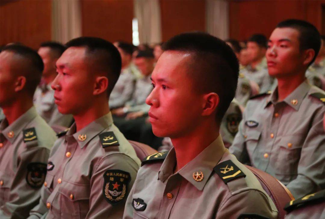 2分钟救4人王亮先进事迹报告会举行,被救群众现身_部队