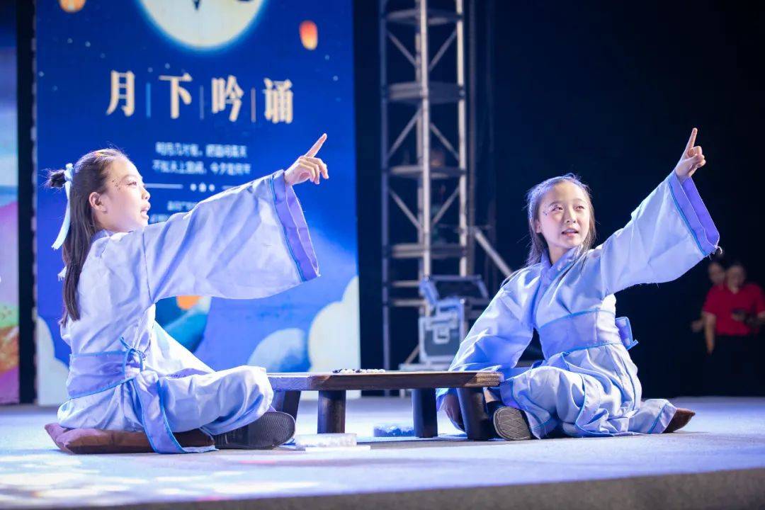 精彩校园诗舞皓月明东坡月下吟诵诗会震撼来袭