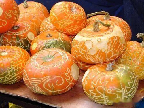 每逢中秋佳节,清镇市当地群众都要选取金瓜,南瓜或西瓜来雕"瓜灯"