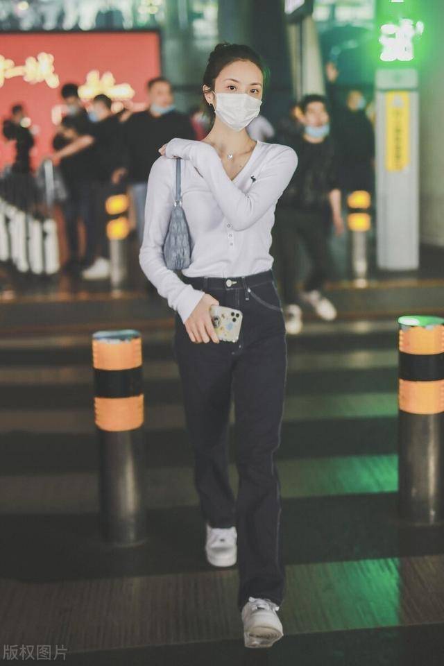 赖雨濛穿开衫针织衫搭牛仔裤,一袭穿搭温婉知性,你喜欢这样的赖雨濛吗