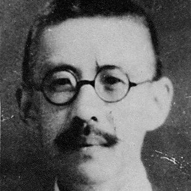 许南英月正圆时花正好,花光月色与低昂.