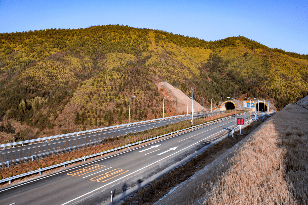 抚吉高速是江西省第一条高速公路,对加速昌九一体化,促进环鄱阳湖地区