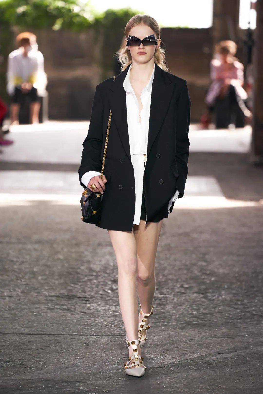 高级剪裁,valentino2021春夏高颜值着装_华伦天奴