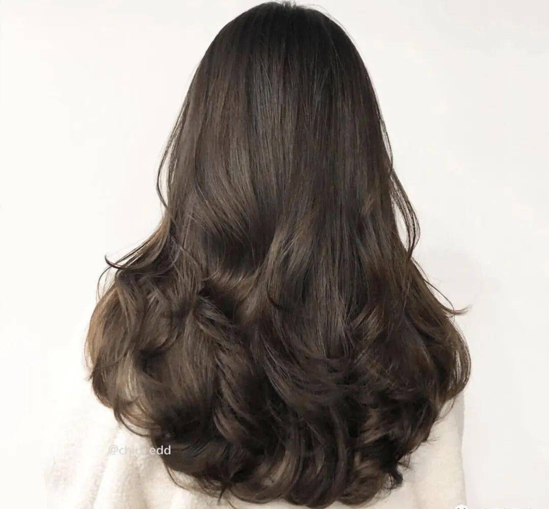 想要显脸小的你不妨尝试一下这款发型哦.