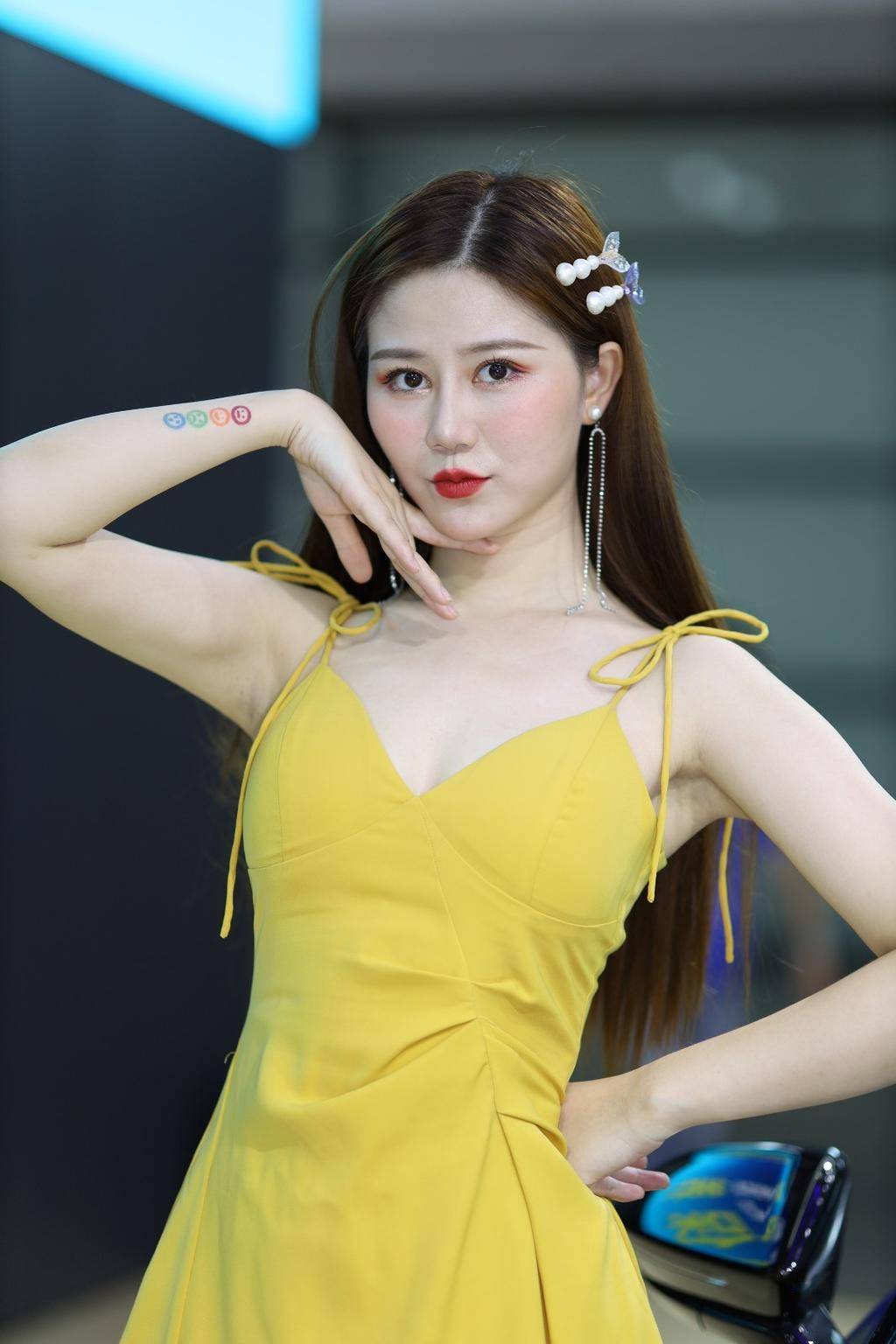 穿黄裙子的车模有没有惊艳到你啊
