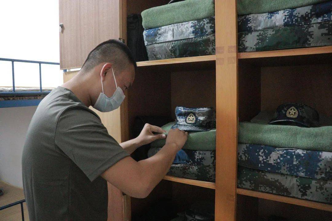 78整内务02在这里,从来不整理床铺的我,第一次把被子叠得整整齐齐