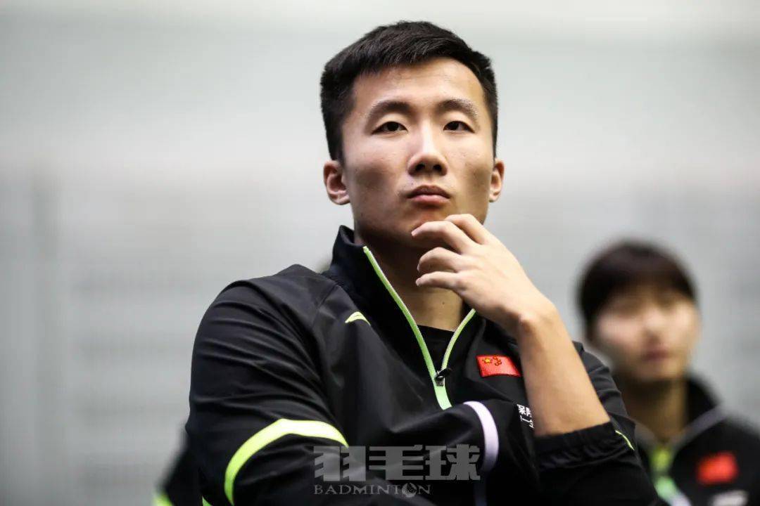 球韩呈恺/周昊东在比赛中争抢积极飞身的李俊慧被"凝固"在了半空与左