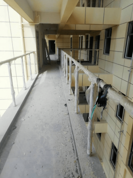 阳台栏杆等都使用的不锈钢材质(随意焊接,高度太矮,反坎太低)后期存在