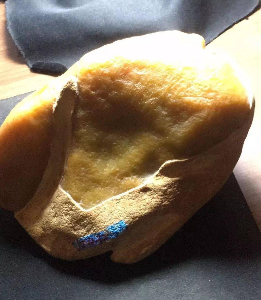 奇形怪状的大马坎翡翠原石,全身去皮后做个大摆件,价值翻百倍!