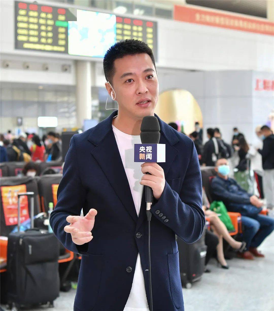央视主持人顾国宁现场直播介绍了大连北站假期客流情况,以及在该站
