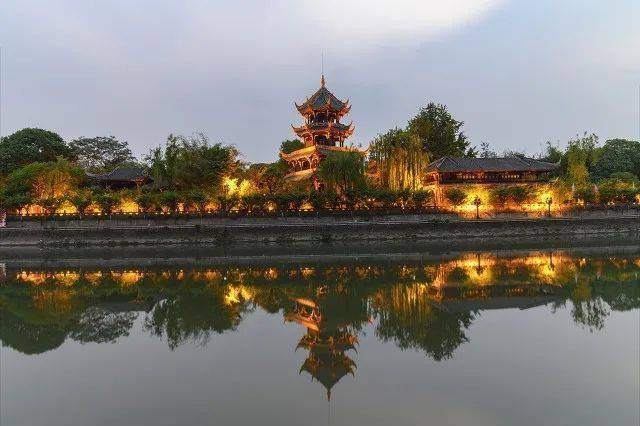 构成极富四川风格的园林建筑群