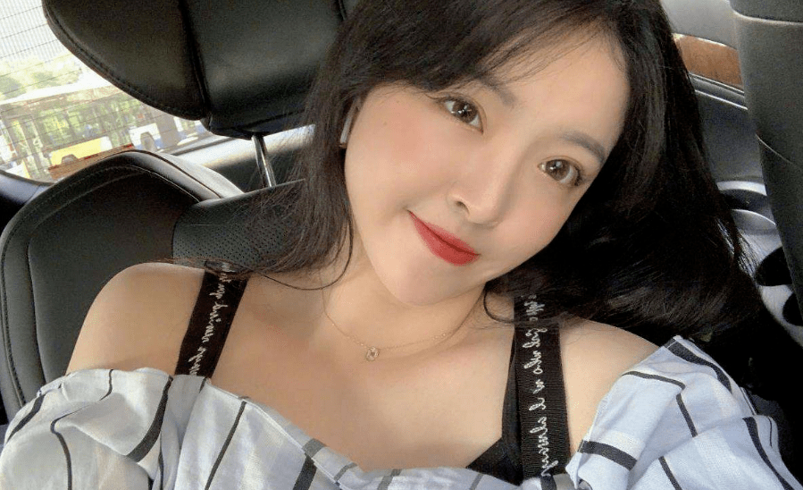 华谊千金王文也首秀恩爱被搂脖亲太甜男方正脸曝光超有夫妻相