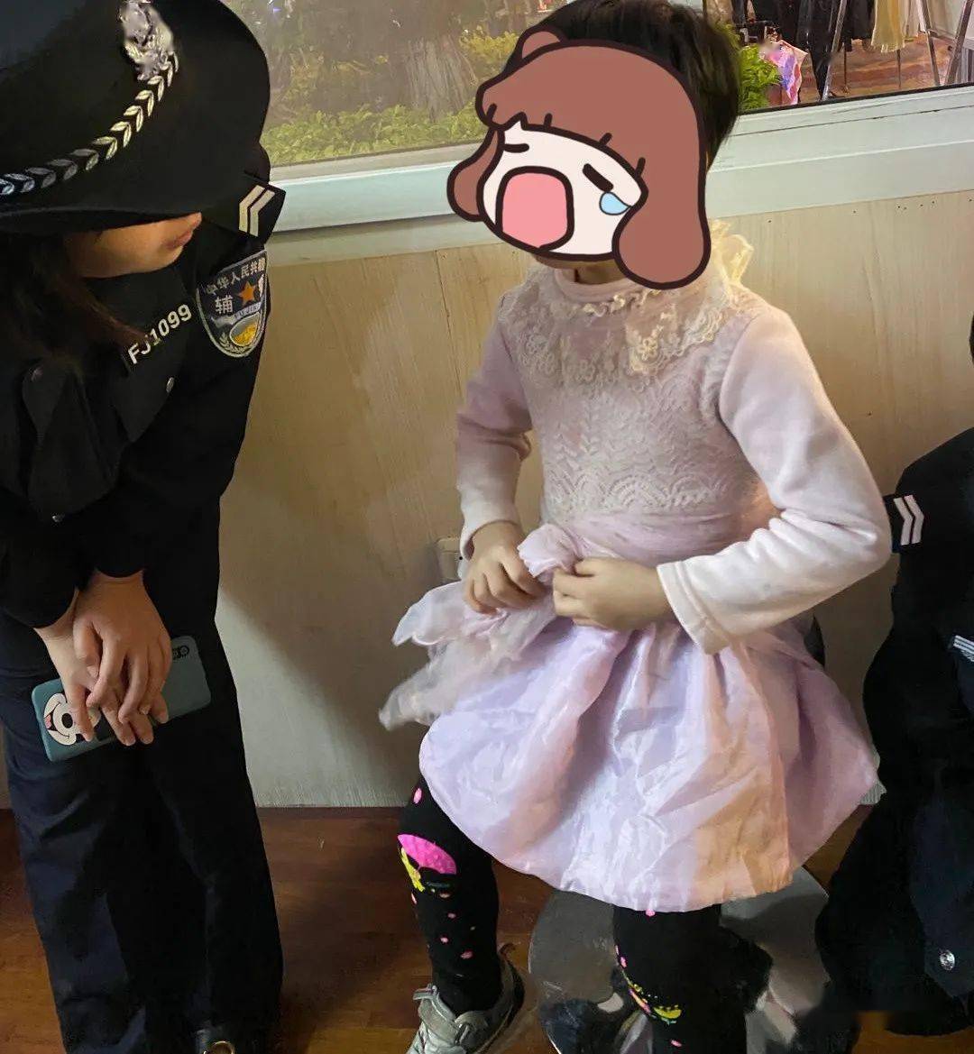国庆当晚该大队在白马街巡逻时发现一名小女孩哭哭啼啼在街上民警