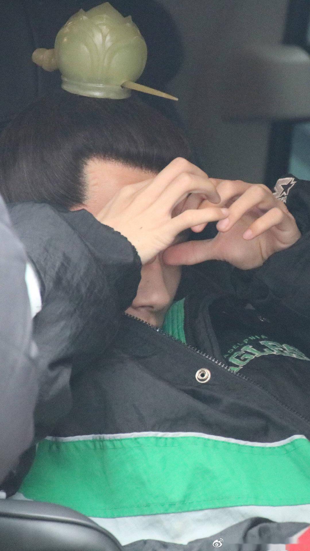 易烊千玺偷偷比心合集,内敛男孩的爱始终藏在心里_照片