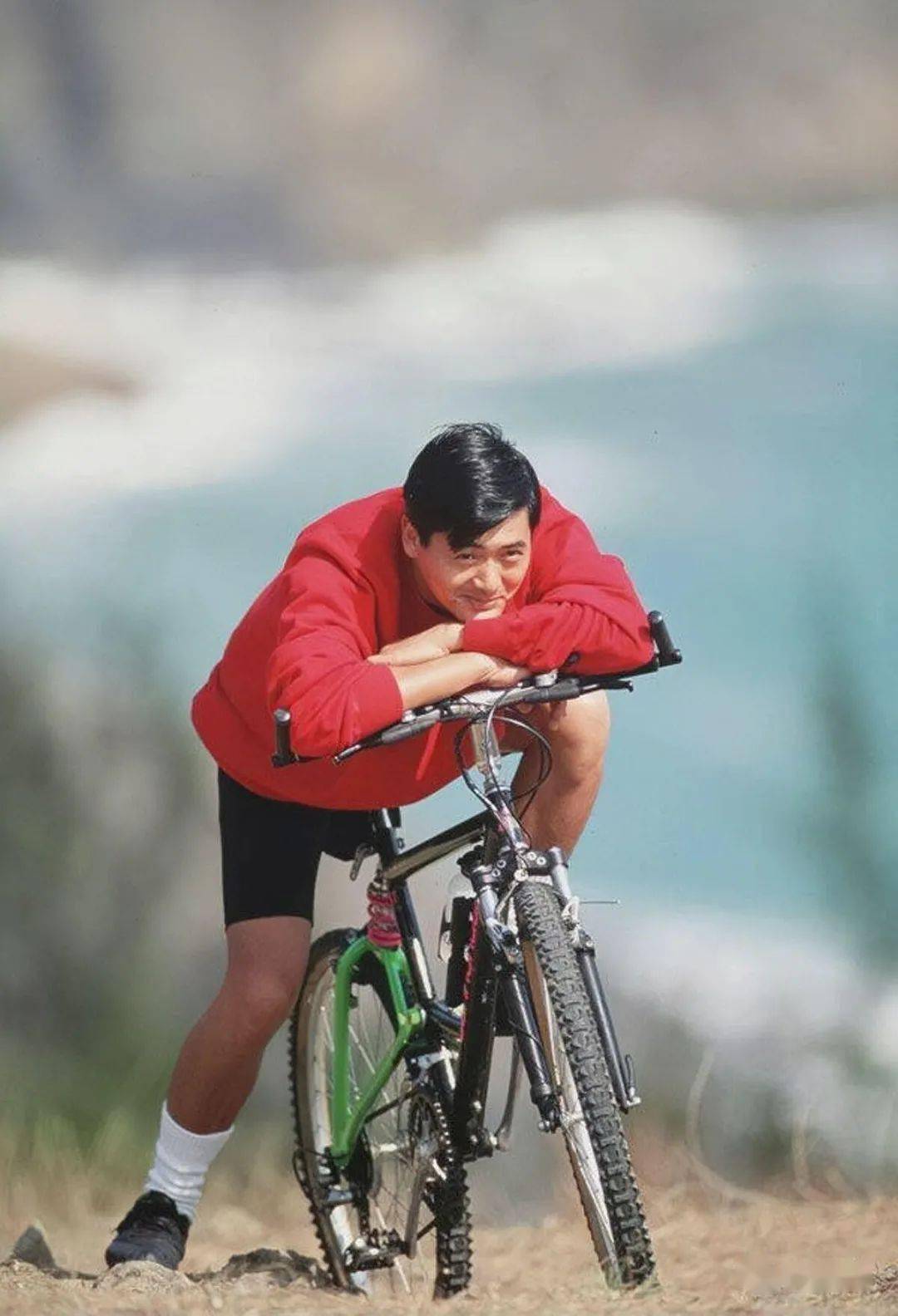 一代男神周润发年轻时好青涩穿着背带裤玩街拍留中分刘海时髦乖巧