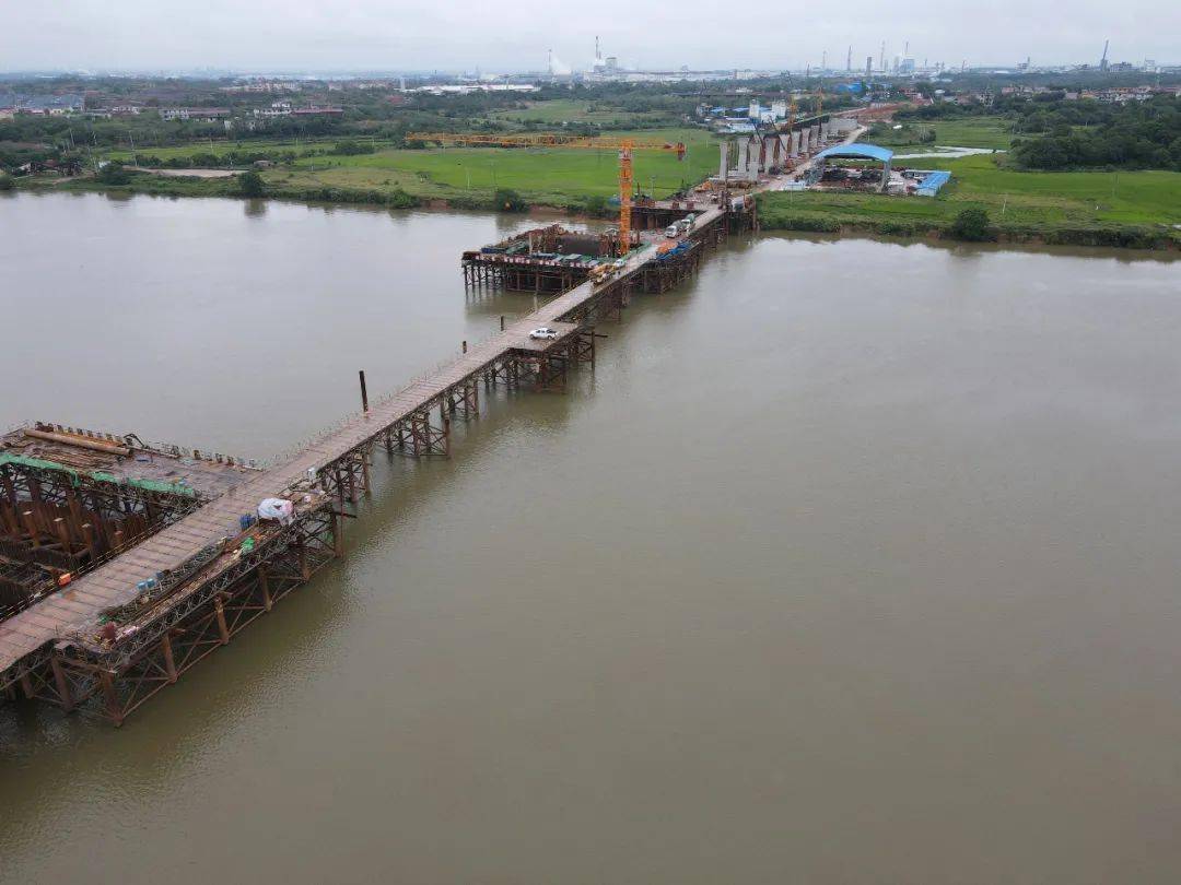 贵溪跨信江特大桥进入水上施工