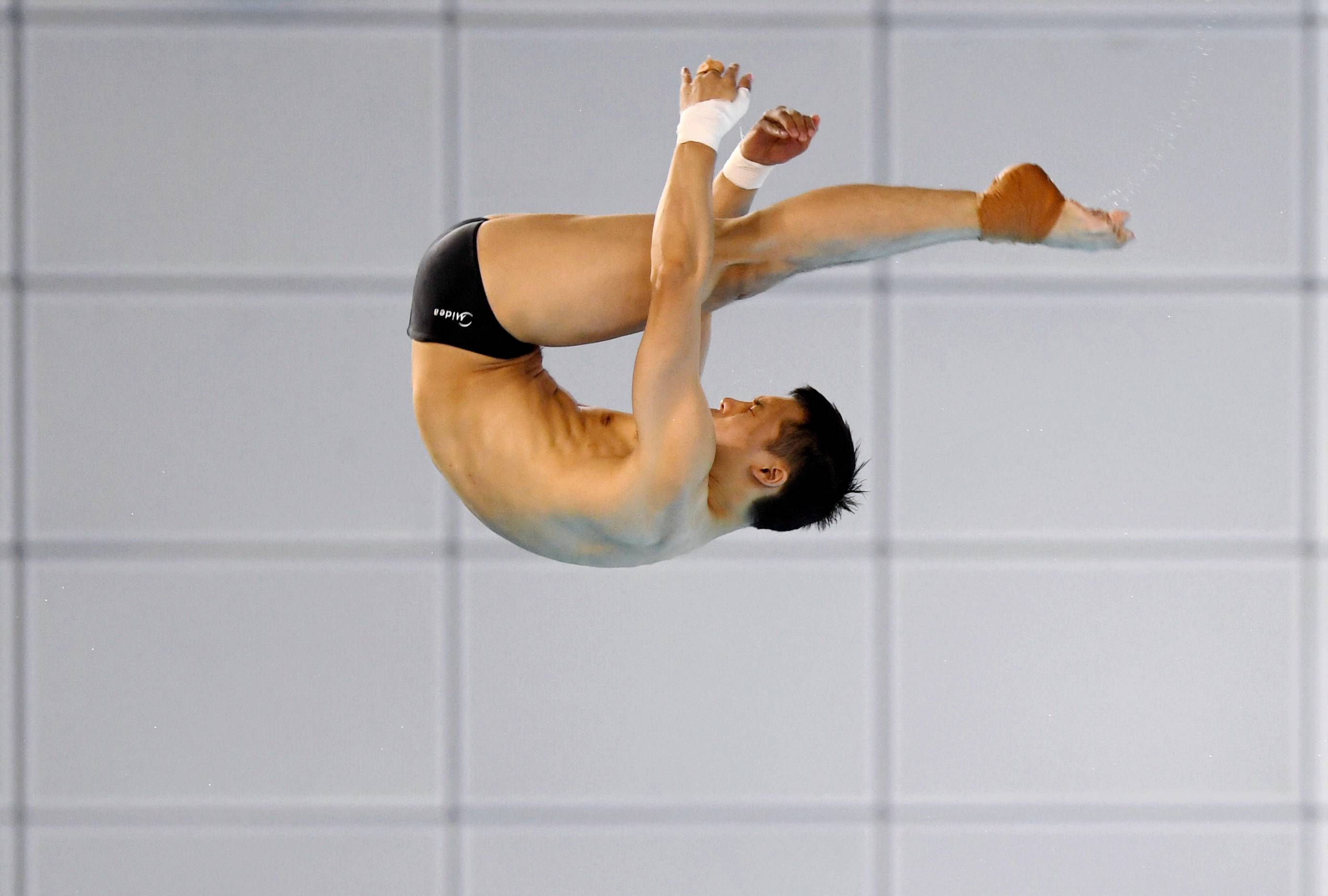 石家庄,2020年10月6日 10月6日,四川洲克队选手杨健在男子十米跳台半