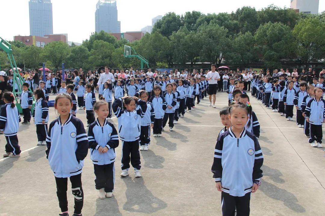 庆国庆迎中秋托阳小学举行爱国主义教育活动