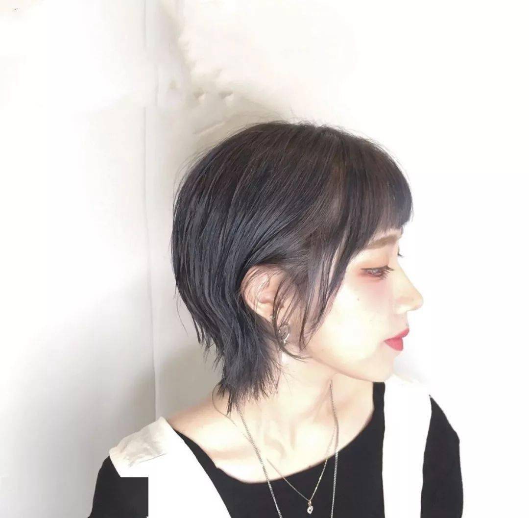 当代流行新宠"燕尾短发"_显高