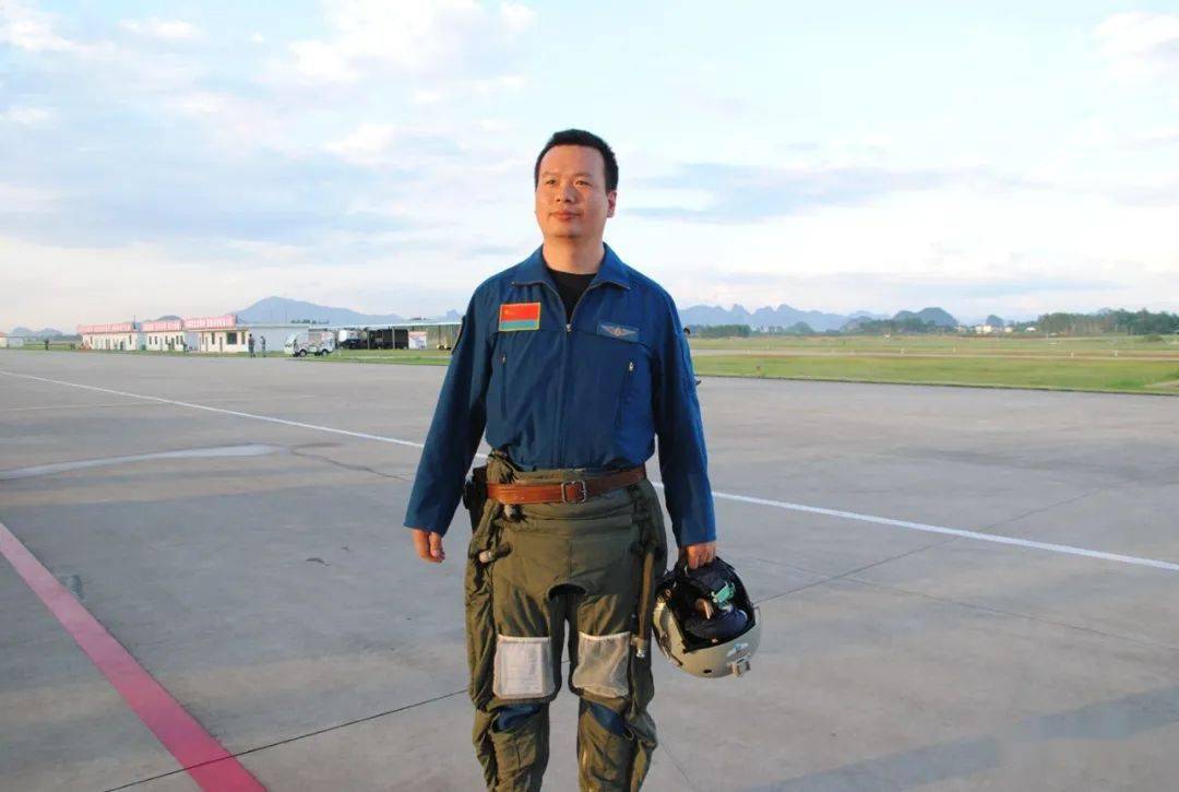 "战机右前方出现一片山头,王建东果断操纵飞机对向那里.