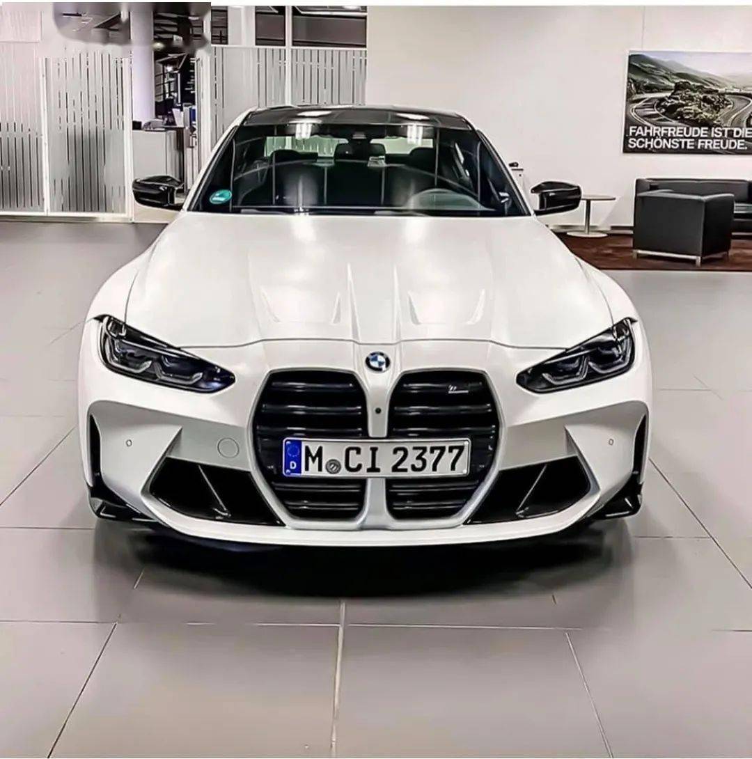 磨砂晶莹白全新宝马m3实拍,雷霆版和碳纤维最相配!