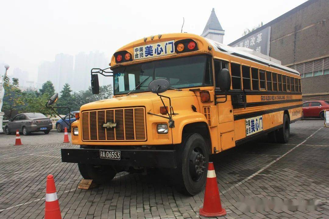国内用美国校车当通勤车的企业不多吧?重庆美心门业的雪佛兰blue bird