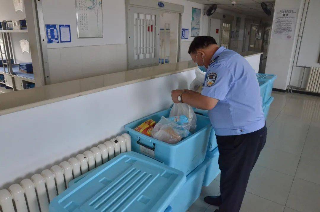 长泰监狱警察樊振鹏,杜燕加班加点处理业务数据,保障监狱各项工作高效