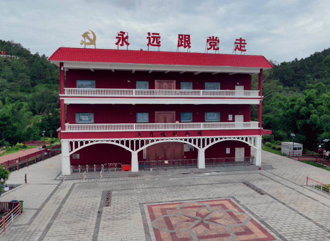 站得高,看得更加远,乡村景色一览无遗~长岗坡中学在长岗坡纪念馆的另