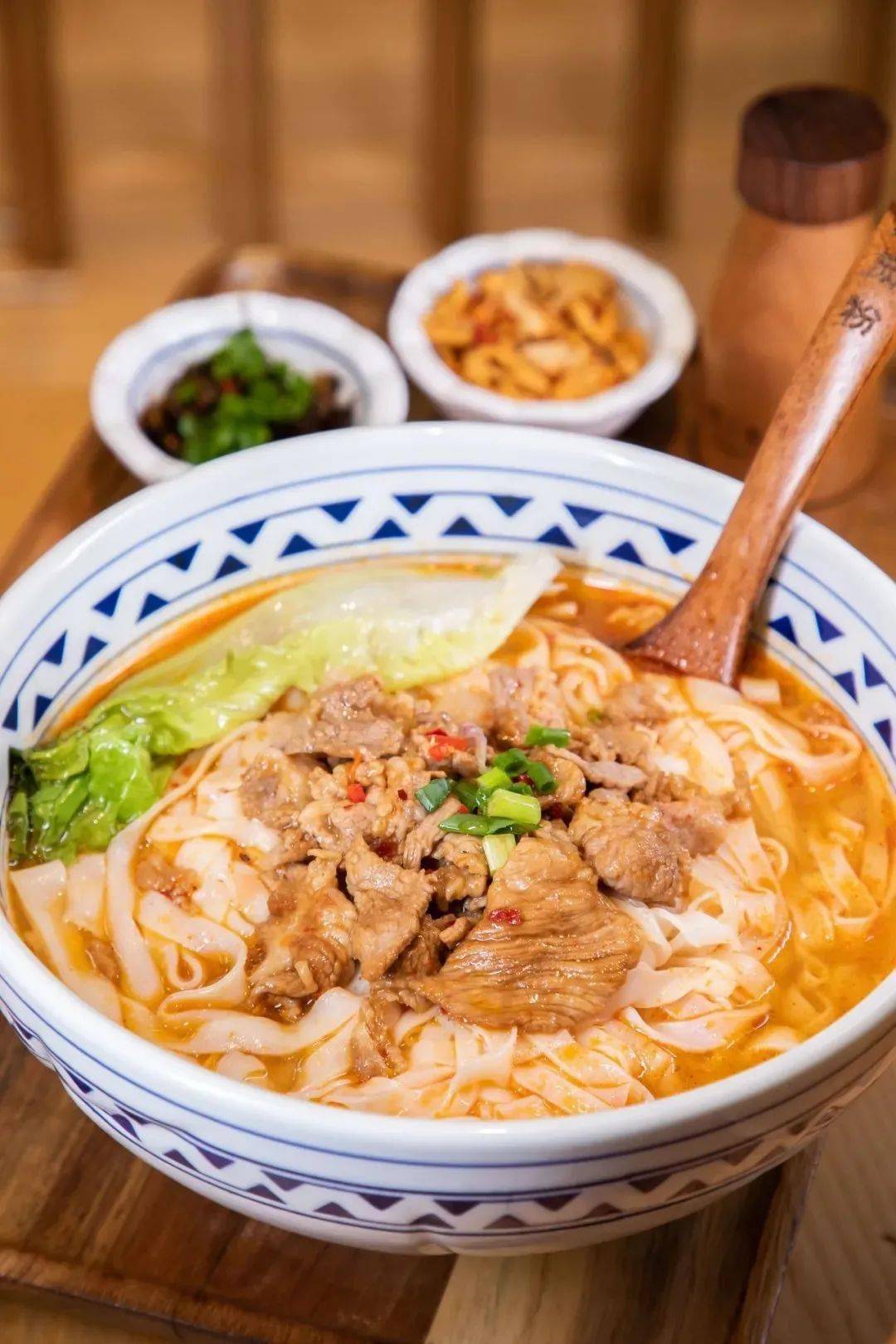 每个到店的人,都爱点它月销量上万加碗老长沙手工土猪肉粉第①招牌!