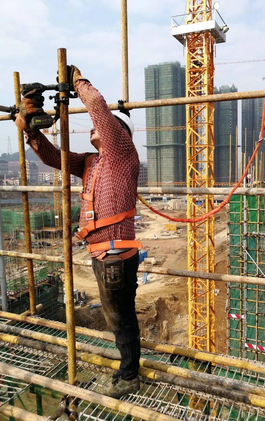 梧州毅德项目劳务工人在安装外架