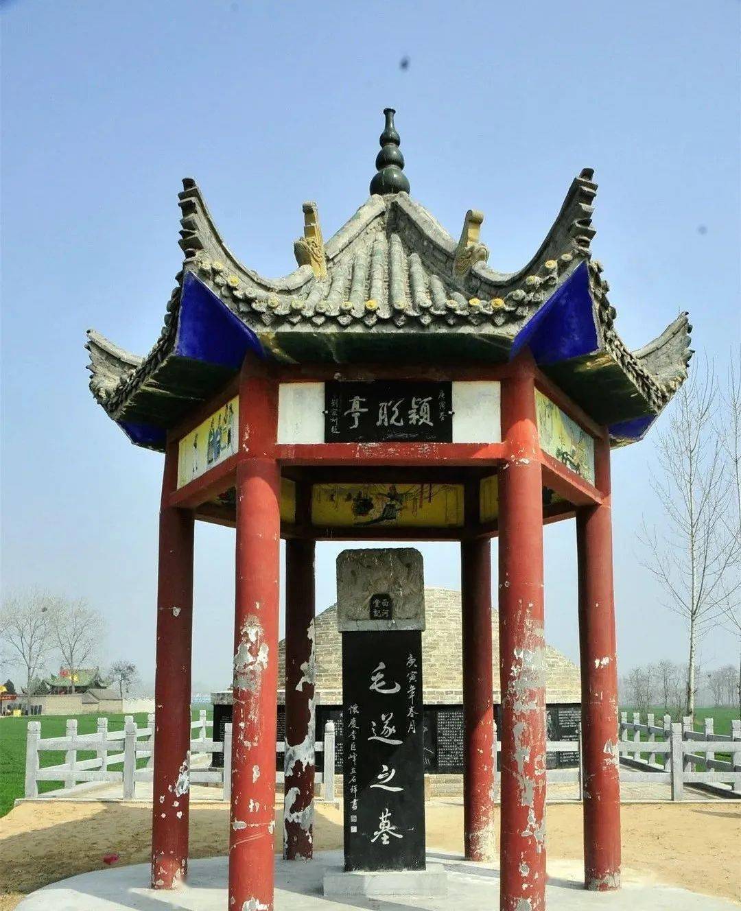 毛公自幼好饮功成荣归故乡乡邻捧酒一醉名扬有一位历史老人身处