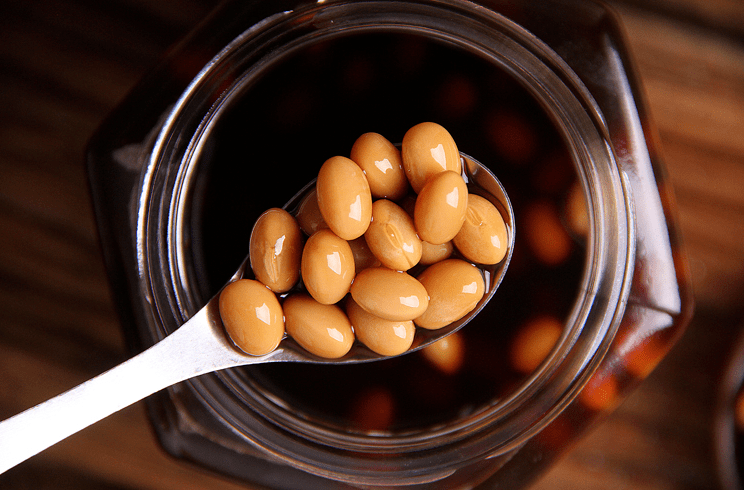 浸泡黄豆,浸泡15日,每天食用醋泡黄豆5～10粒醋泡苹果苹果醋的功效:一