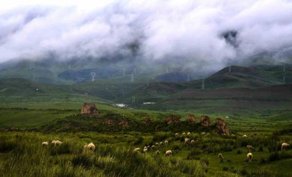 的雷公山高聳入雲,南面毛毛山群峰綿延,雲霧繚繞,東望古浪峽危巖壁立