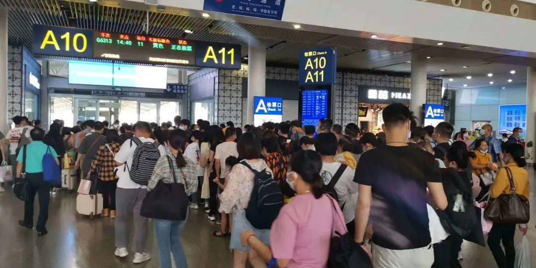广州南站迎来返程客流高峰还好有他们