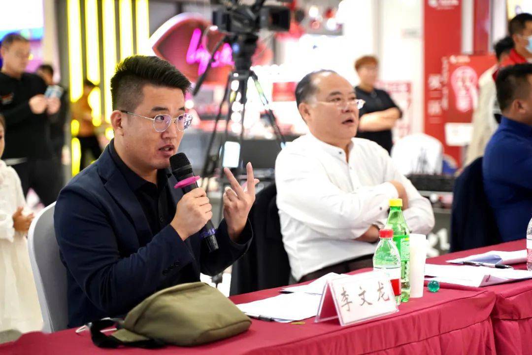 枣庄广播电视台主持人李文龙枣庄广播电视台著名主持人,955电台节目